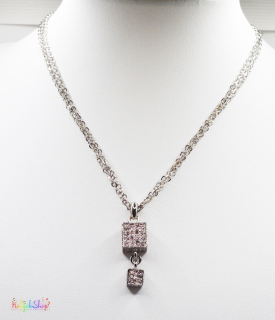 Rózsaszín kőves kocka medálos ezüst színű 3 láncos nyaklánc 40cm